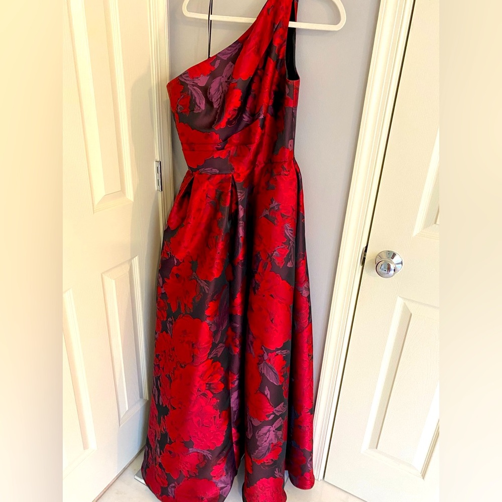 Beautiful and elegant gown. Perfect for a wedding or Prom! It has pockets!!!
